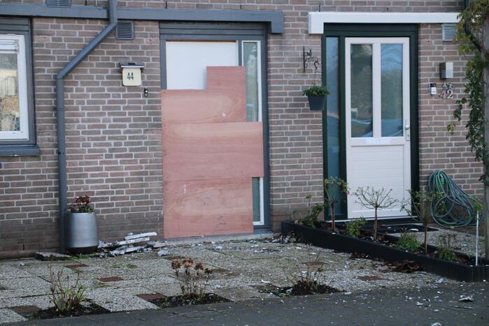 Voordeur woning verwoest door vuurwerkbom