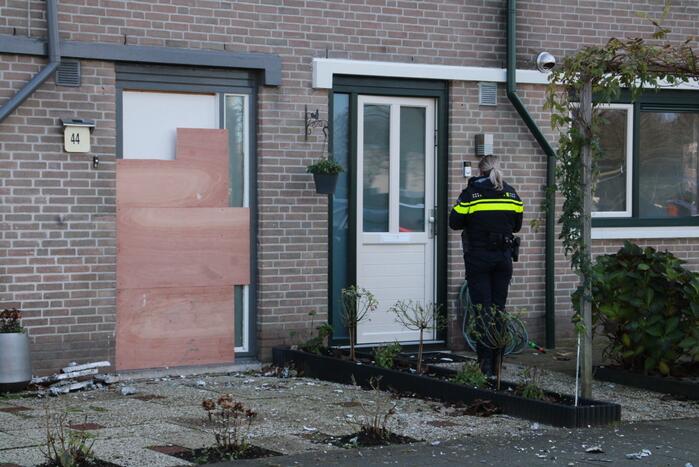 Voordeur woning verwoest door vuurwerkbom