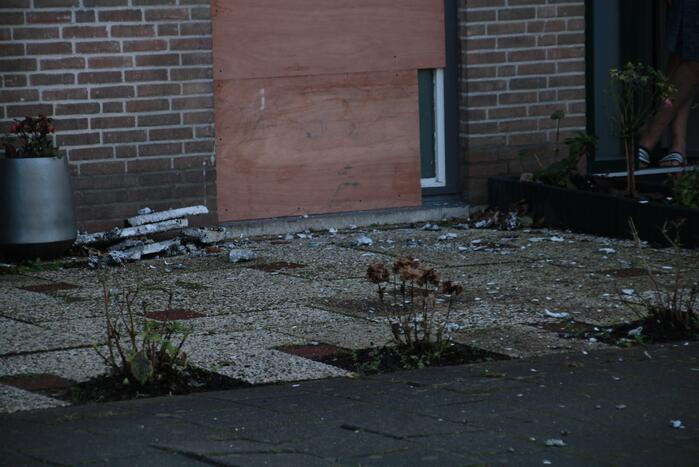 Voordeur woning verwoest door vuurwerkbom