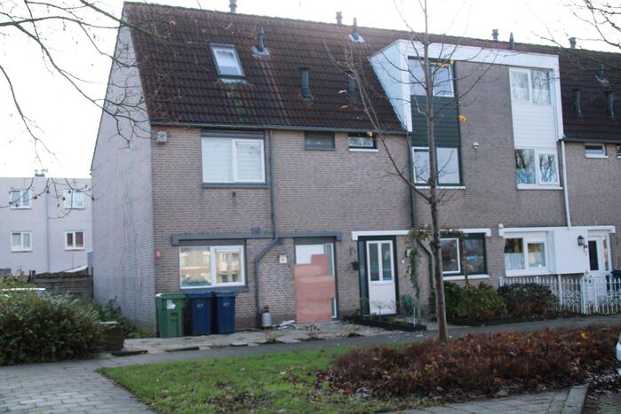Voordeur woning verwoest door vuurwerkbom
