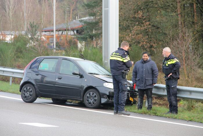Bestuurder verliest macht over het stuur en rijdt in vangrail