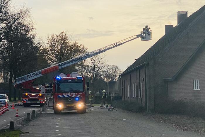Brandweer veegt schoorsteen na brand