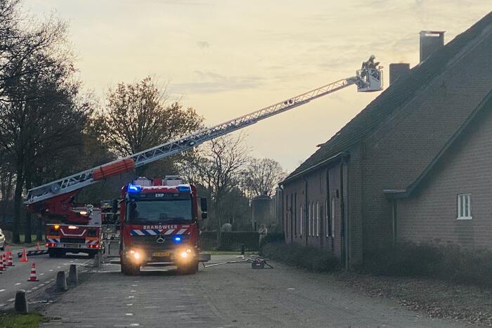 Brandweer veegt schoorsteen na brand