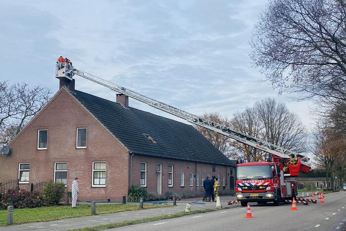 Brandweer veegt schoorsteen na brand