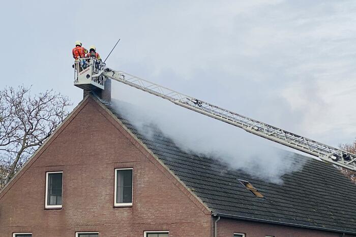 Brandweer veegt schoorsteen na brand