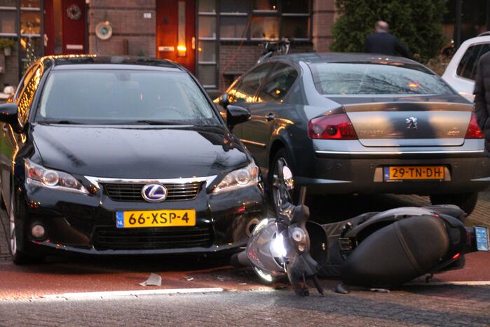 Scooterrijder geschept door auto