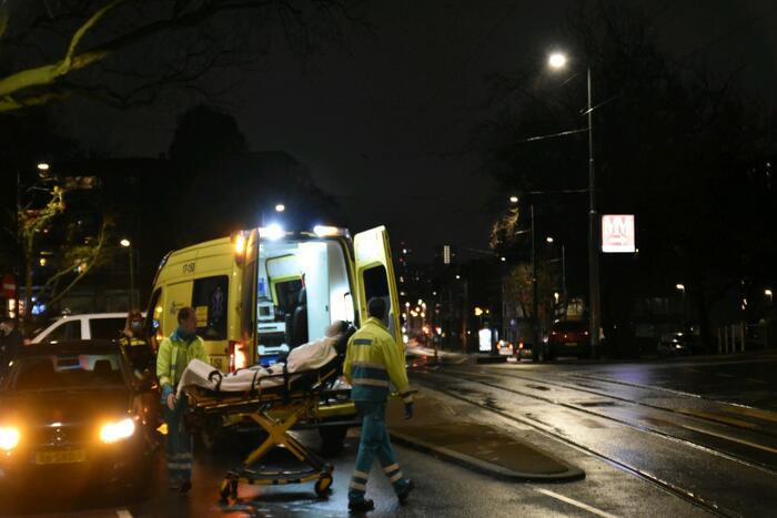 Maaltijdbezorger gewond bij aanrijding met auto
