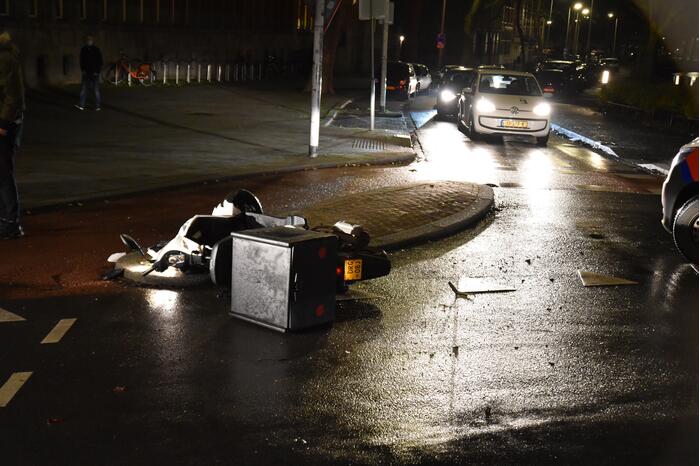 Maaltijdbezorger gewond bij aanrijding met auto