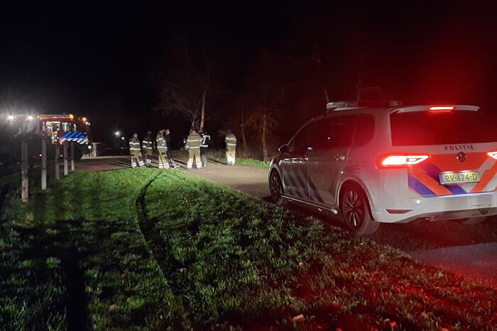 Auto vliegt uit de bocht en belandt op zijn kant in sloot