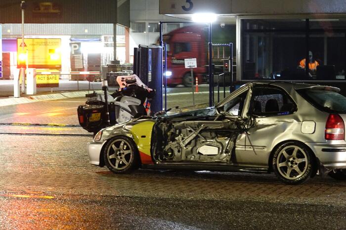 Auto platgereden door vrachtwagen