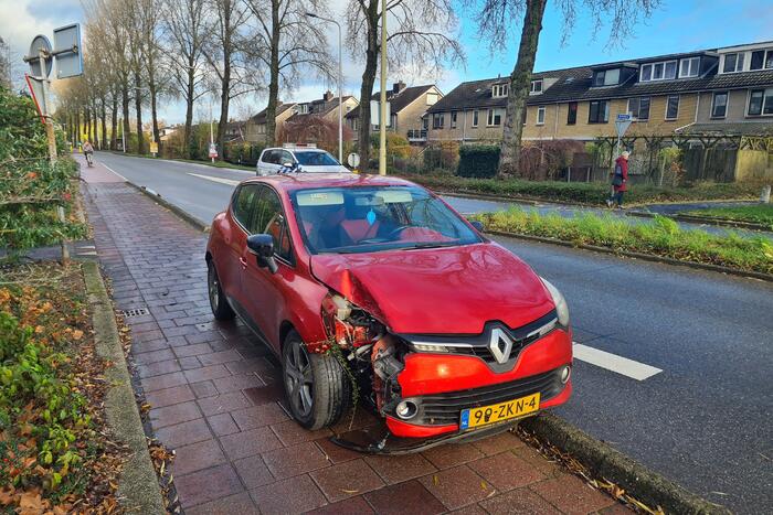 Auto en bushokje gesloopt