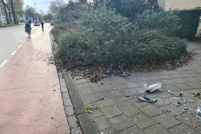 Auto en bushokje gesloopt