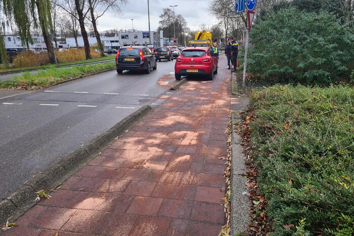 Auto en bushokje gesloopt