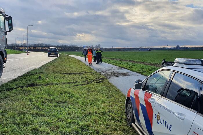 Personenauto raakt van de weg en belandt op zijn dak