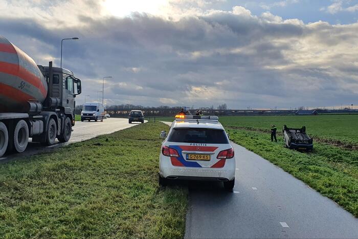 Personenauto raakt van de weg en belandt op zijn dak