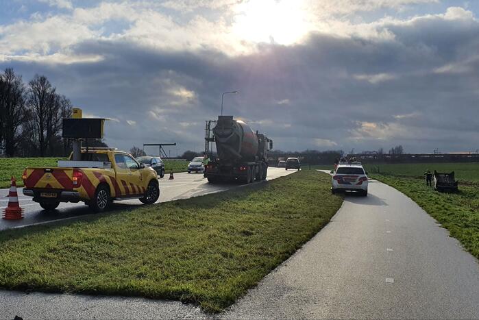 Personenauto raakt van de weg en belandt op zijn dak