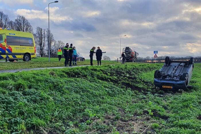 Personenauto raakt van de weg en belandt op zijn dak