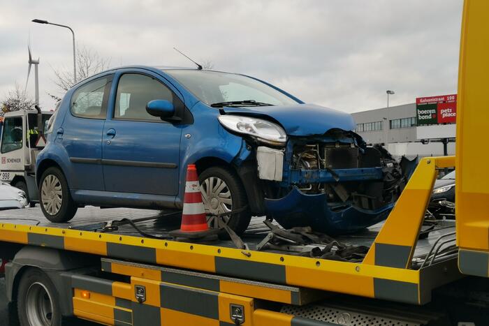 Twee auto lopen behoorlijke schade op bij botsing