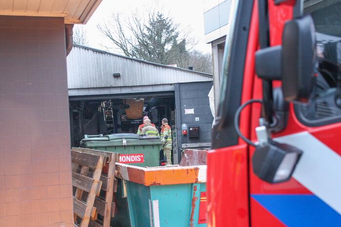 Brand in autogarage snel geblust