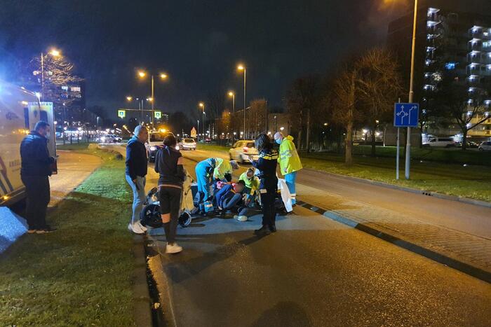 Maaltijdbezorgster gaat onderuit met brommer