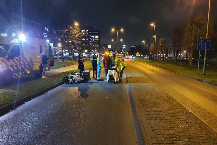 Maaltijdbezorgster gaat onderuit met brommer