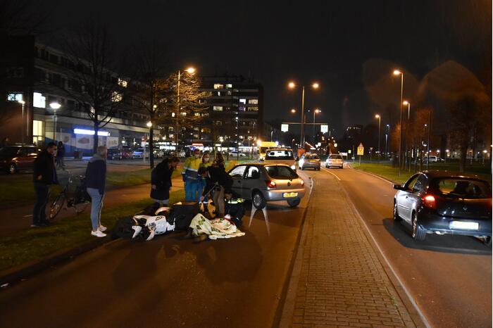 Maaltijdbezorgster gaat onderuit met brommer
