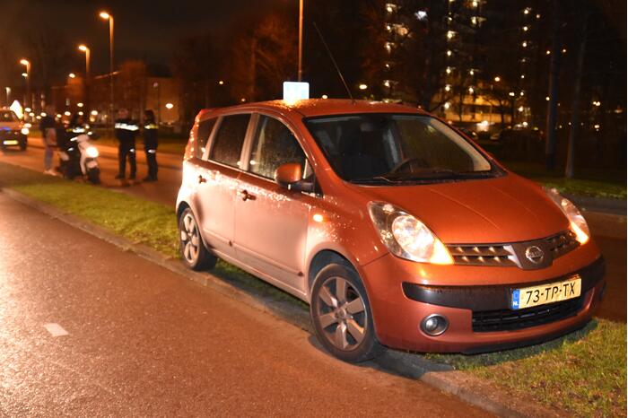 Maaltijdbezorgster gaat onderuit met brommer