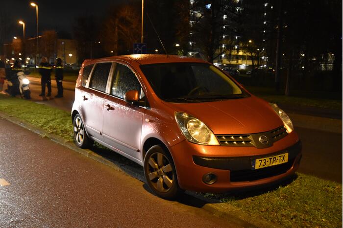 Maaltijdbezorgster gaat onderuit met brommer