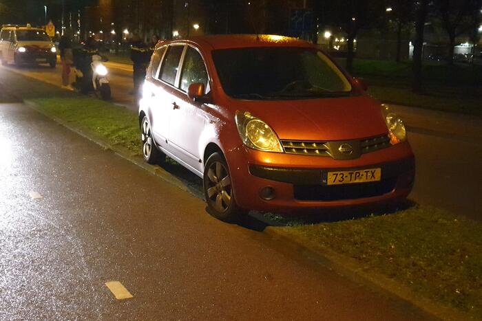 Maaltijdbezorgster gaat onderuit met brommer