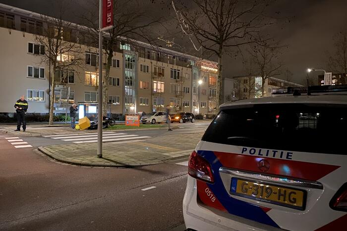 Schade na botsing tussen auto en bezorgscooter