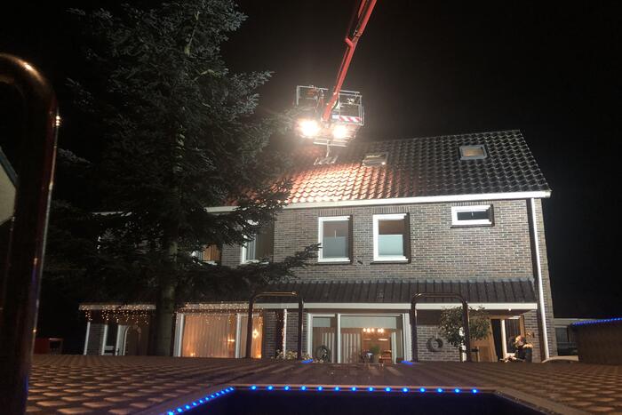 Brand in schoorsteen van woning