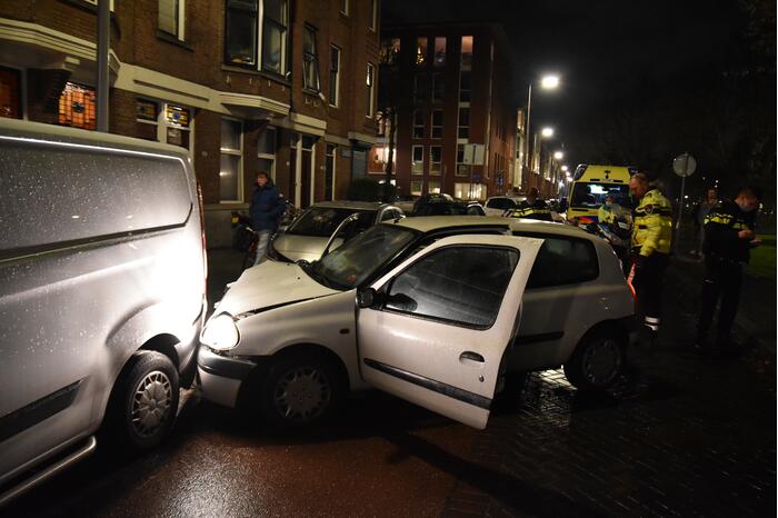 Automobilist klapt op geparkeerde bestelbus en vlucht