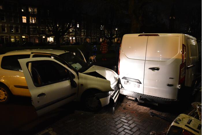 Automobilist klapt op geparkeerde bestelbus en vlucht