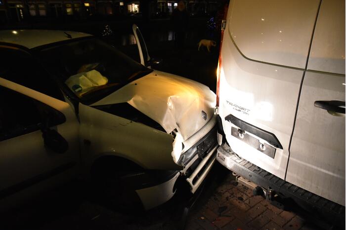 Automobilist klapt op geparkeerde bestelbus en vlucht