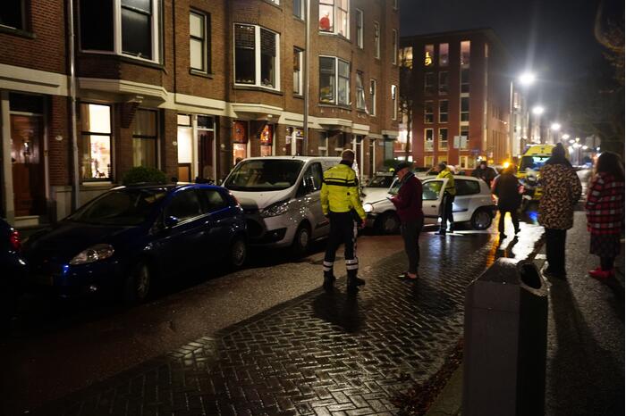 Automobilist klapt op geparkeerde bestelbus en vlucht