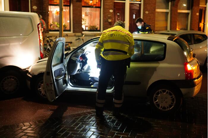 Automobilist klapt op geparkeerde bestelbus en vlucht