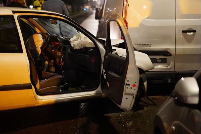 Automobilist klapt op geparkeerde bestelbus en vlucht