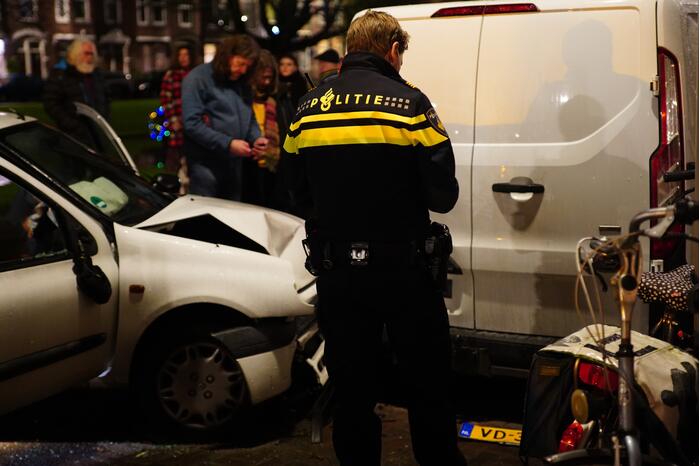 Automobilist klapt op geparkeerde bestelbus en vlucht