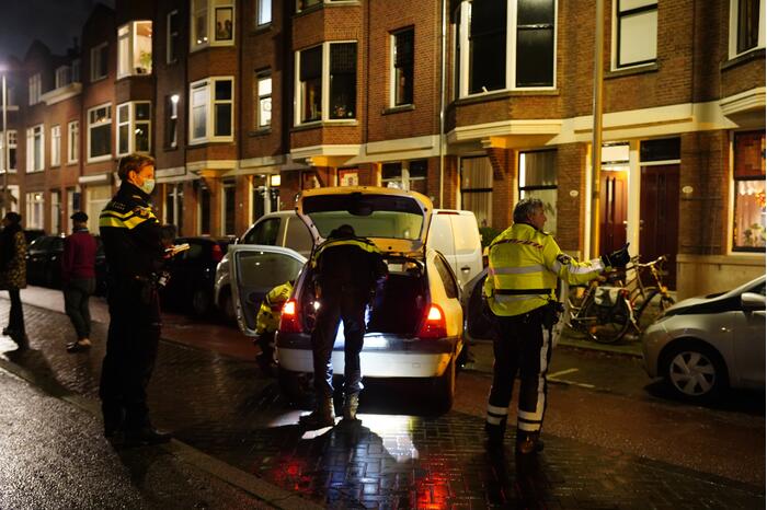 Automobilist klapt op geparkeerde bestelbus en vlucht