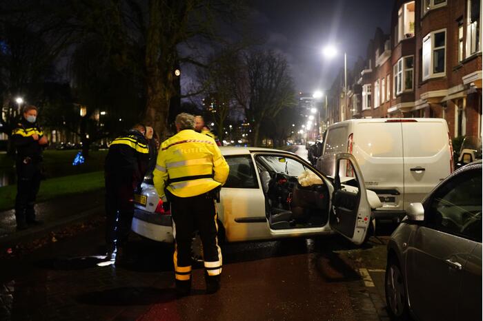 Automobilist klapt op geparkeerde bestelbus en vlucht