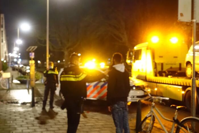 Automobilist klapt op geparkeerde bestelbus en vlucht