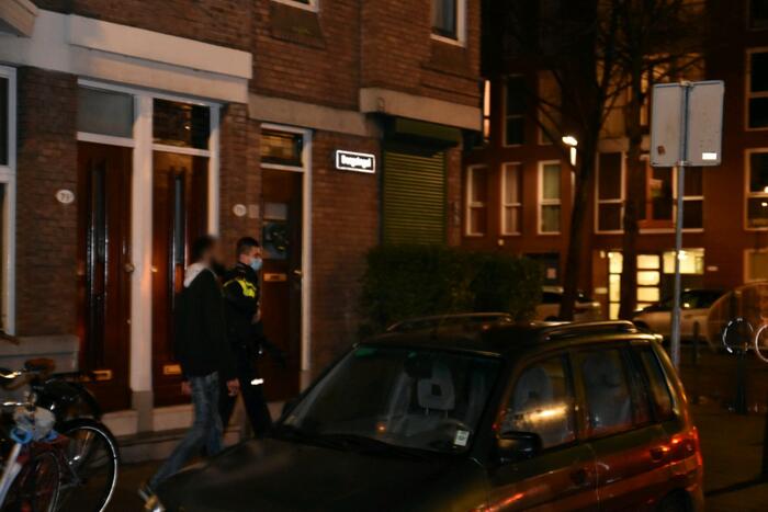 Automobilist klapt op geparkeerde bestelbus en vlucht