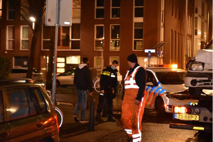 Automobilist klapt op geparkeerde bestelbus en vlucht