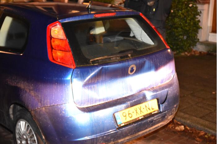 Automobilist klapt op geparkeerde bestelbus en vlucht