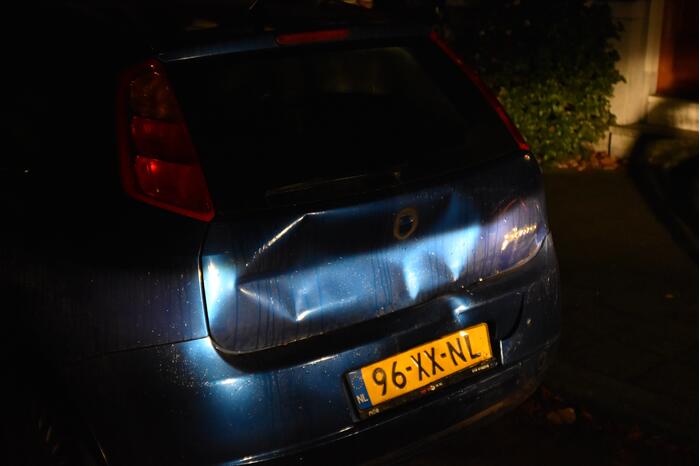 Automobilist klapt op geparkeerde bestelbus en vlucht