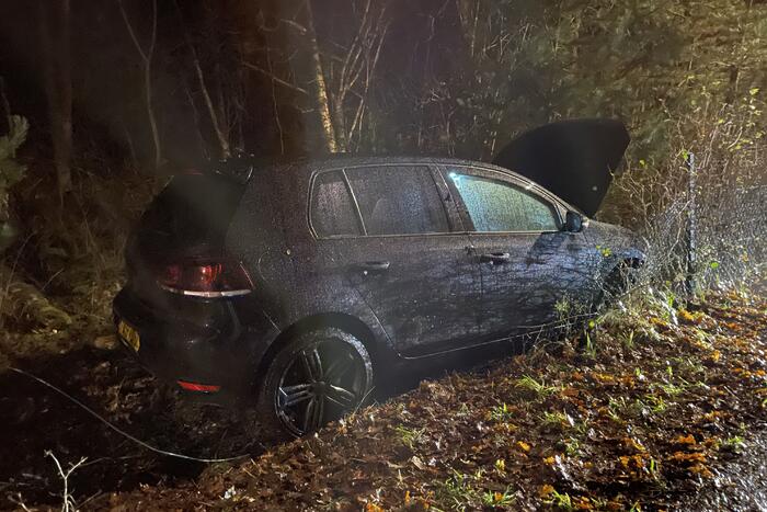 Bestuurder verliest macht over het stuur en rijdt in bosschage