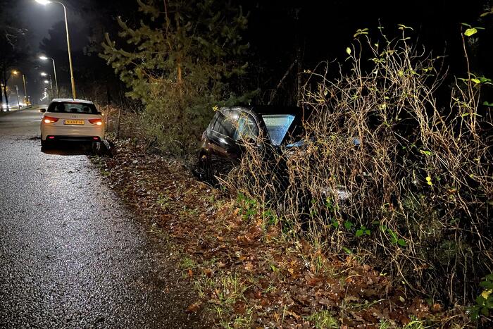 Bestuurder verliest macht over het stuur en rijdt in bosschage