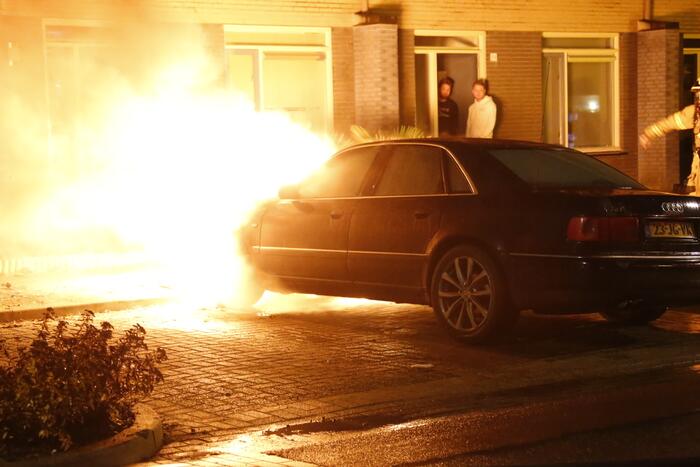 Geparkeerde auto brandt volledig uit