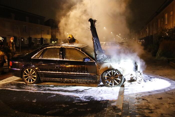 Geparkeerde auto brandt volledig uit