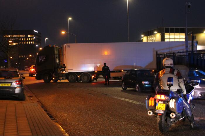 Zwaarbeveiligd transport vanaf voormalige gelddrukkerij Joh Enschedé